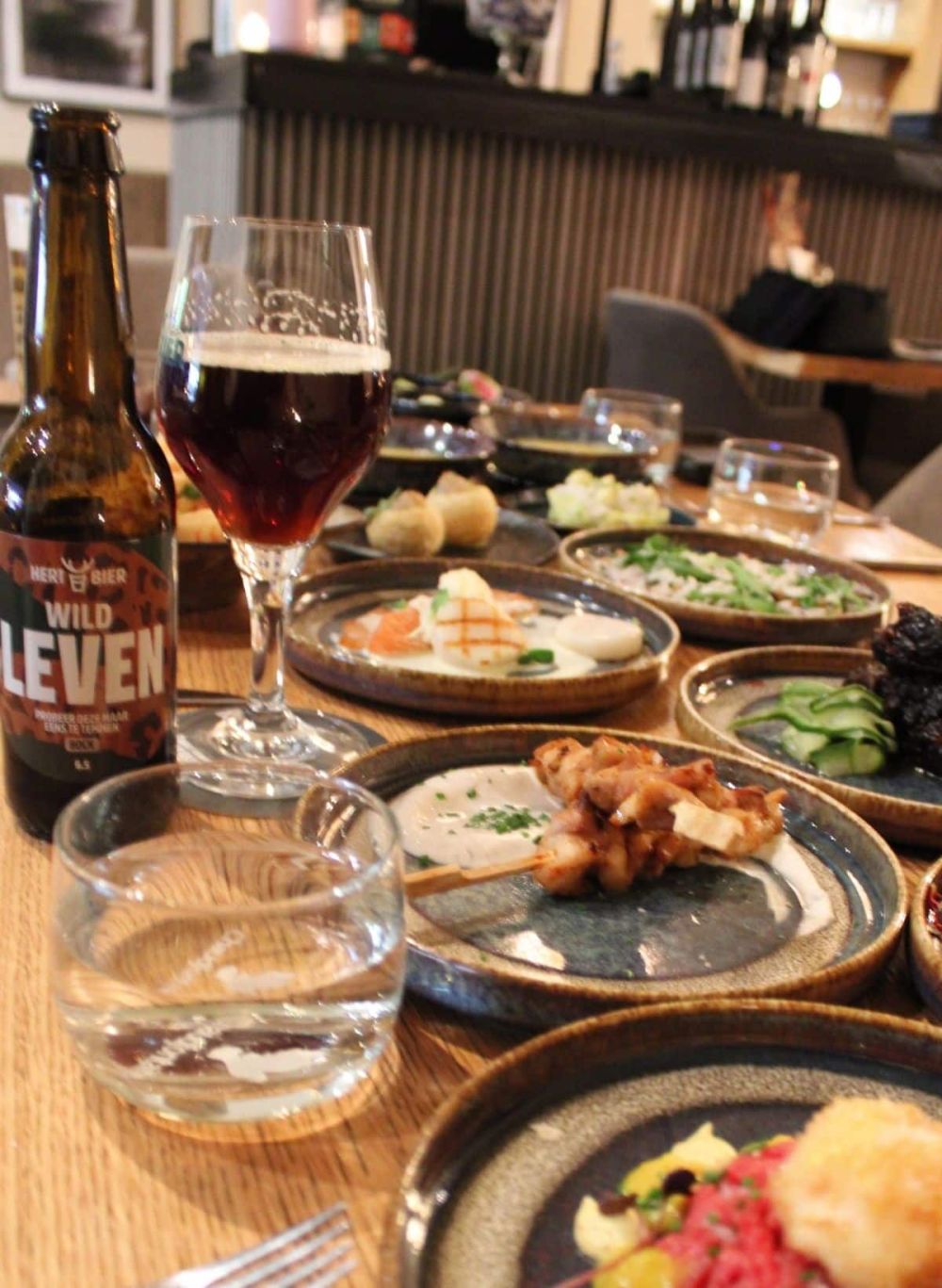 De tafel vol met lekkere gerechten Gastrobar Houdt van Eten Groningen