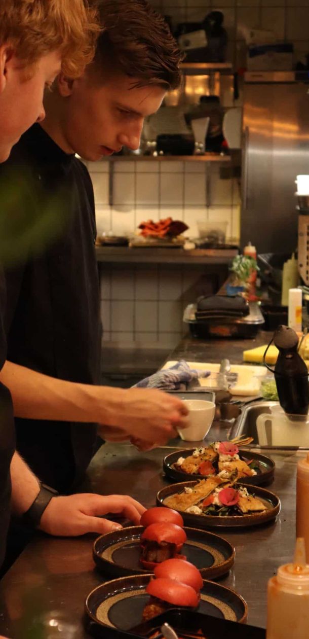 De koks aan het werk bij Gastrobar Houdt van Eten Groningen
