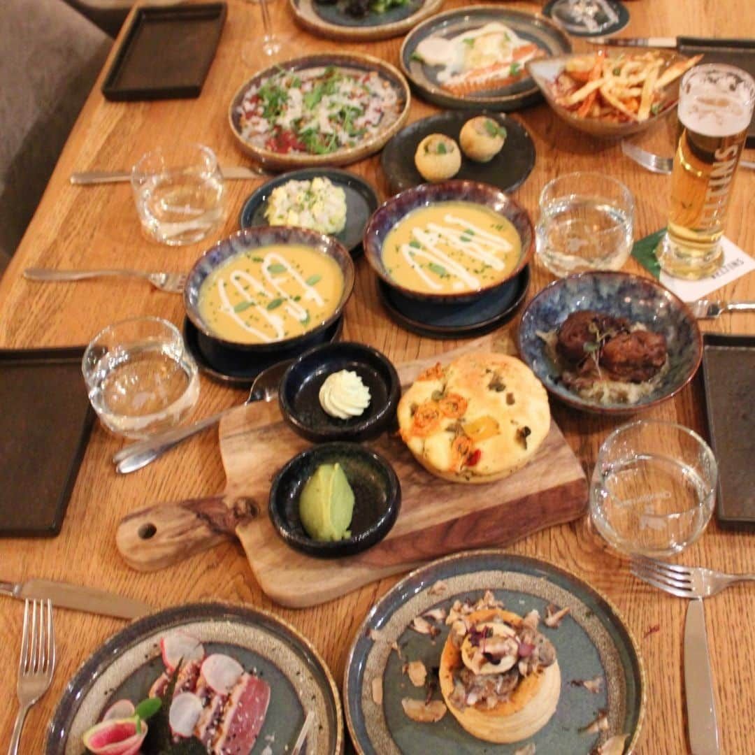De tafel vol met gerechten Gastrobar Houdt van Eten Groningen-7
